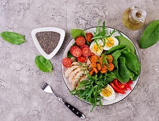 がん治療中の栄養管理をイメージさせる、色とりどりの健康食の写真