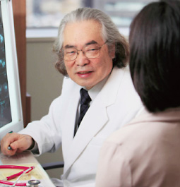 東京キャンサークリニックの医師が患者さんと相談している様子を表したイメージ写真